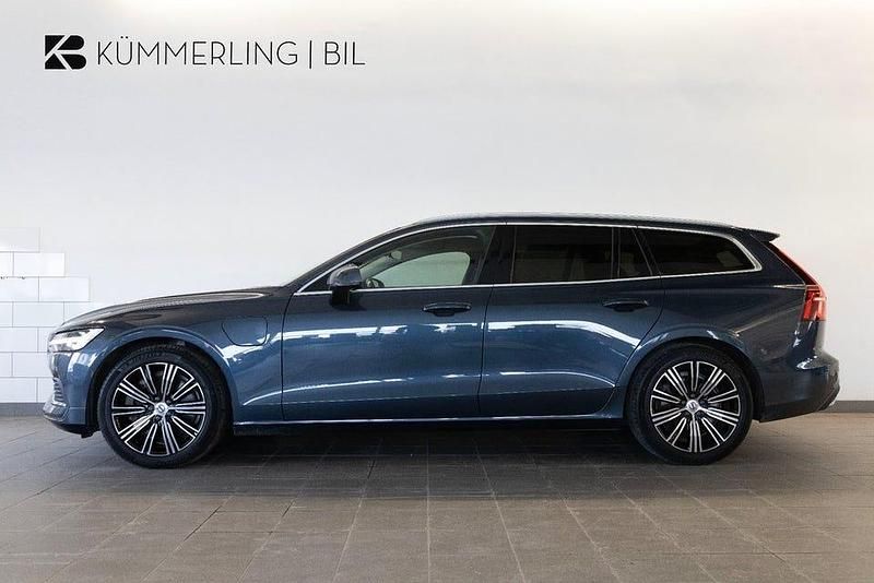 Blå Begagnad 2021 Volvo V60 Kombi | 329 900 kr (Marknadspris) - Bild 1/4