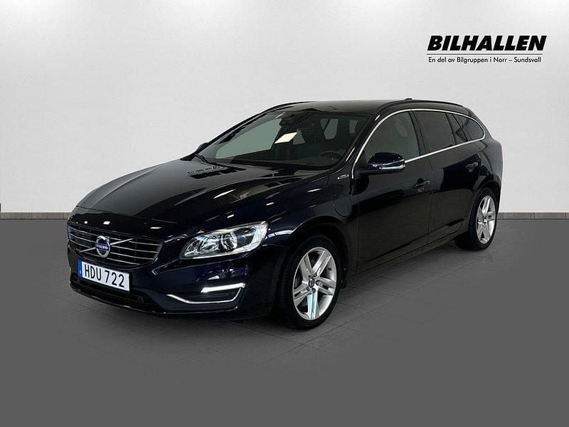 Mörkblå Begagnad 2018 Volvo V60 Momentum Kombi | 229 900 kr (Marknadspris) - Bild 1/4