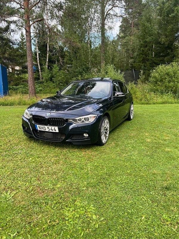 Blå Begagnad 2013 BMW 335 Luxury Line Sedan | 167 900 kr (Dyr) - Bild 1/4