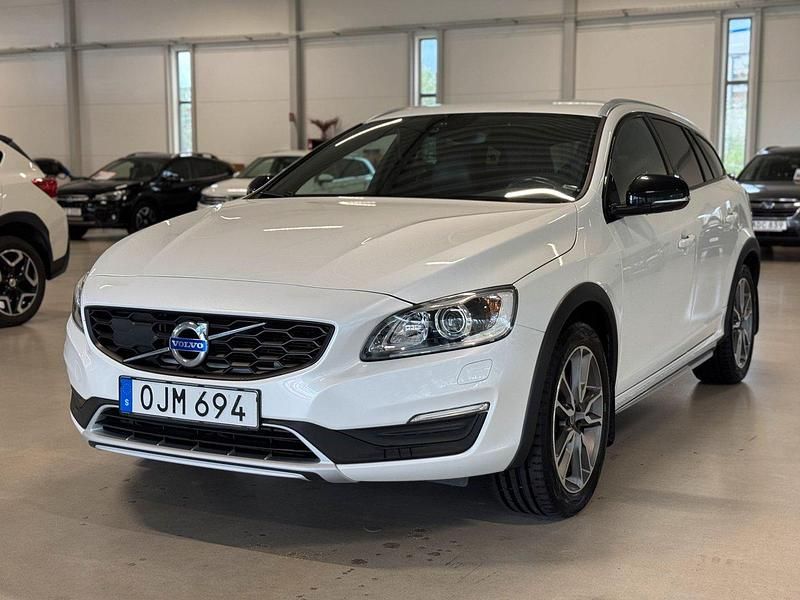 Vit Begagnad 2016 Volvo V60 CC Kombi | 249 900 kr (Lite dyr) - Bild 1/4