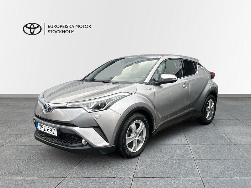 Mörkgrå (metal stream metallic) Begagnad 2017 Toyota C-HR+ Executive SUV | 219 900 kr - Bild 1/4