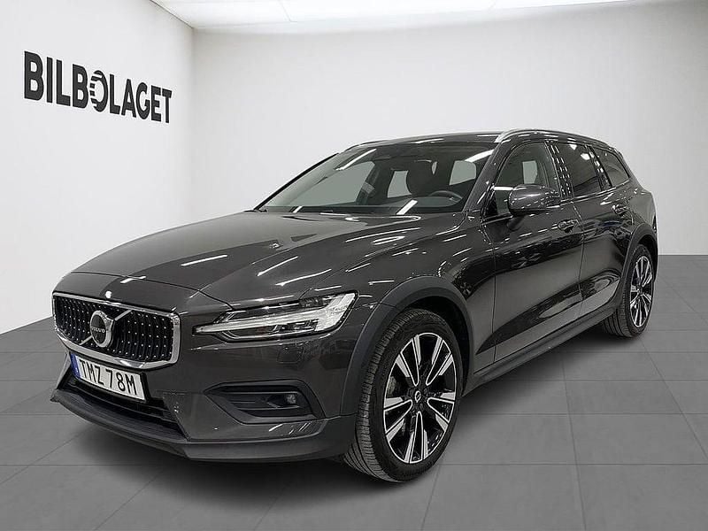 Grå Begagnad 2023 Volvo V60 CC Plus Kombi | 424 800 kr (Marknadspris) - Bild 1/4