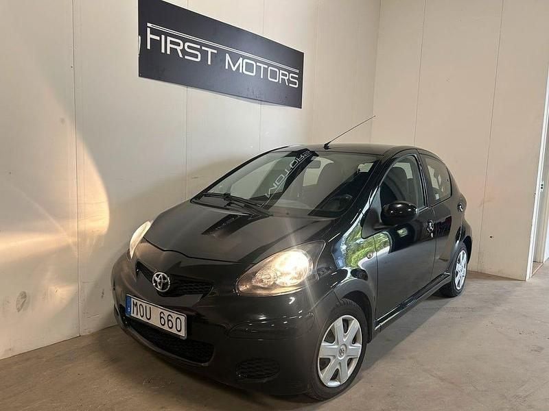 Svart Begagnad 2009 Toyota Aygo Halvkombi | 42 500 kr (Marknadspris) - Bild 1/4