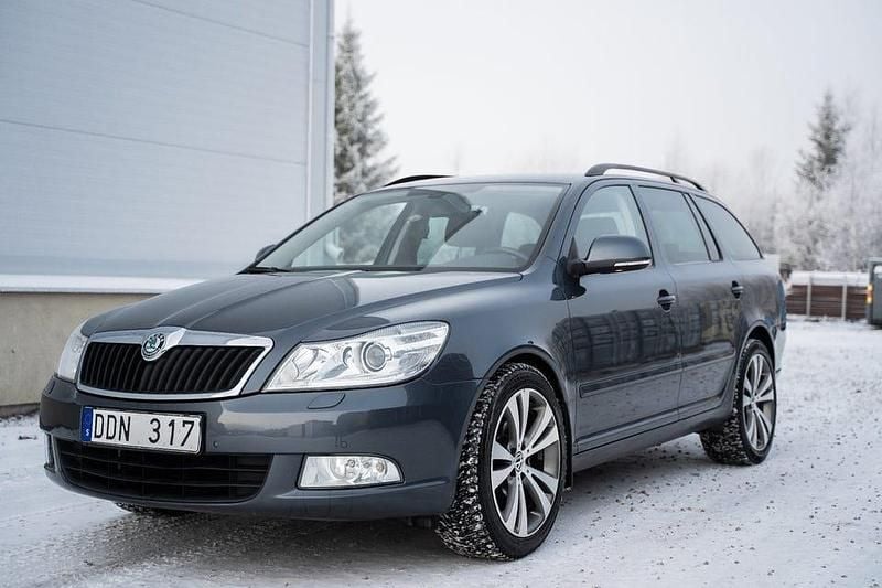 Grå Begagnad 2012 Skoda Octavia Elegance Kombi | 69 900 kr (Marknadspris) - Bild 1/4