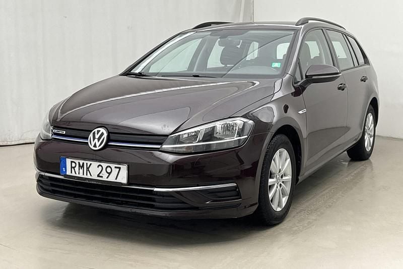 Mörkröd Begagnad 2018 VW Golf VII | 125 000 kr (Marknadspris) - Bild 1/4