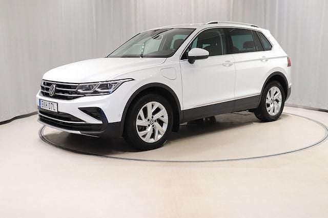 Vit Begagnad 2023 VW Tiguan Elegance SUV | 309 900 kr (Superpris) - Bild 1/4