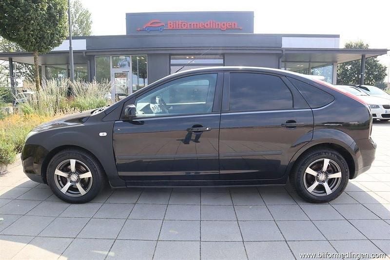 Svart svart Begagnad 2006 Ford Focus Halvkombi | 19 900 kr (Bra pris) - Bild 1/4