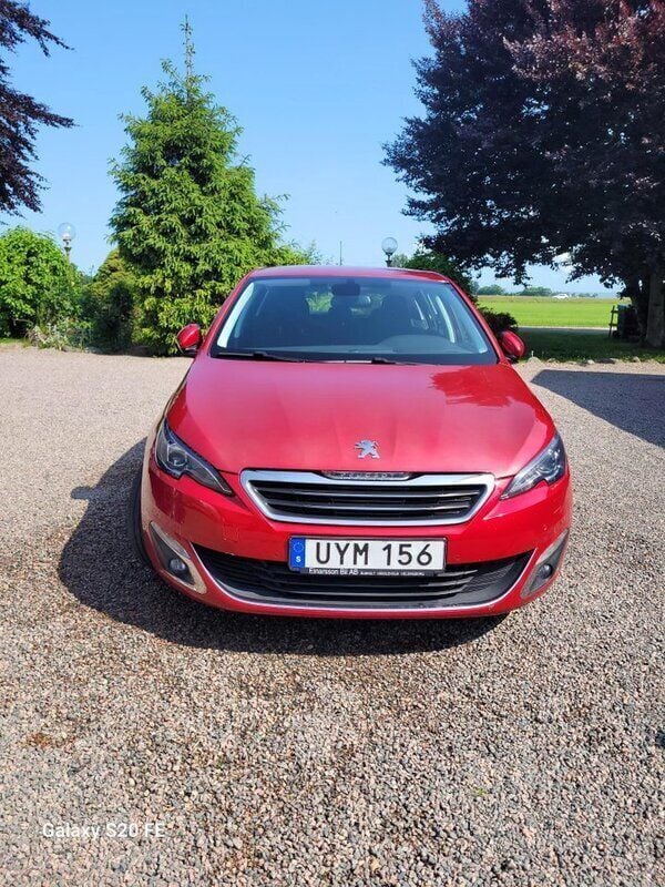 Röd Begagnad 2015 Peugeot 308 Allure Halvkombi | 87 000 kr (Marknadspris) - Bild 1/4