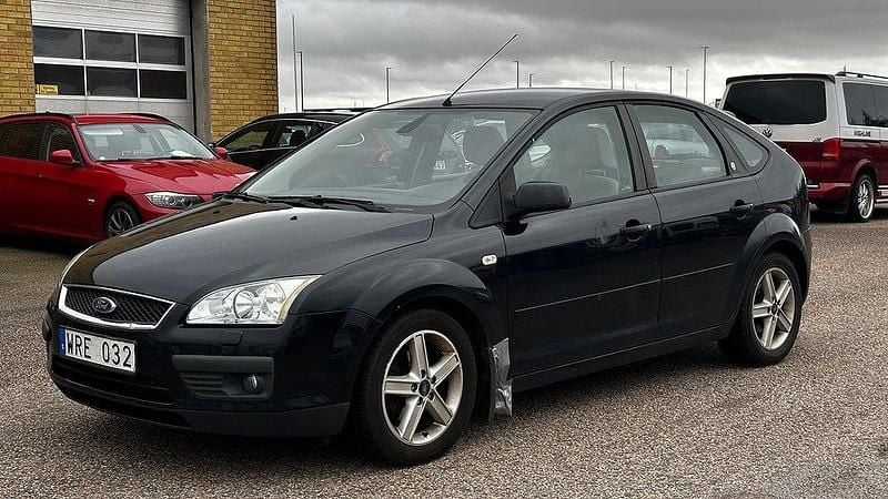 Svart Begagnad 2005 Ford Focus Halvkombi | 19 500 kr (Bra pris) - Bild 1/4