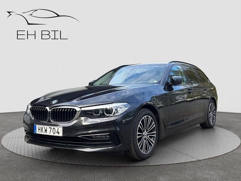 Grå Begagnad 2019 BMW 520 Sport Line Kombi | 284 900 kr (Bra pris) - Bild 1/4