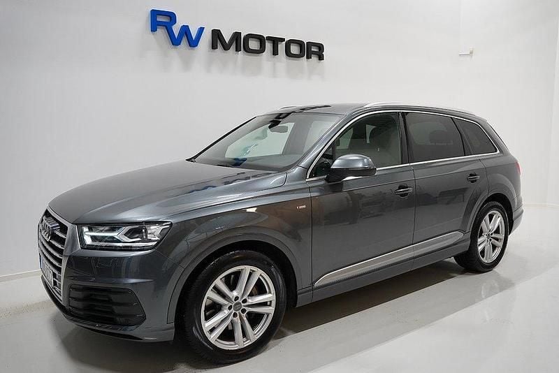 Grå Begagnad 2016 Audi Q7 S-Line SUV | 394 800 kr (Marknadspris) - Bild 1/4