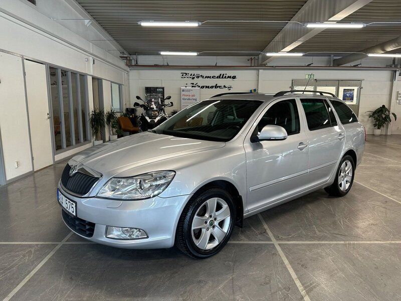 Begagnad Skoda Octavia Elegance 123 HK (90 kW) 2010 Silver Kombi