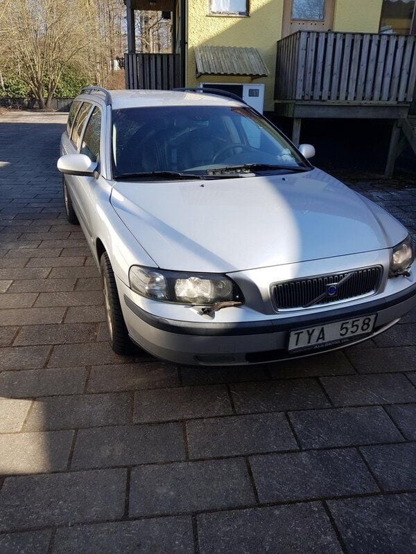 Grå Begagnad 2003 Volvo V70 Business Edition Kombi | 8 000 kr - Bild 1/4