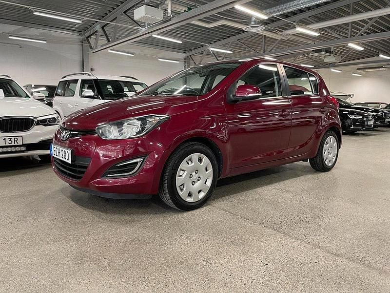 Röd Begagnad 2015 Hyundai i20 Select Halvkombi | 64 900 kr (Marknadspris) - Bild 1/4