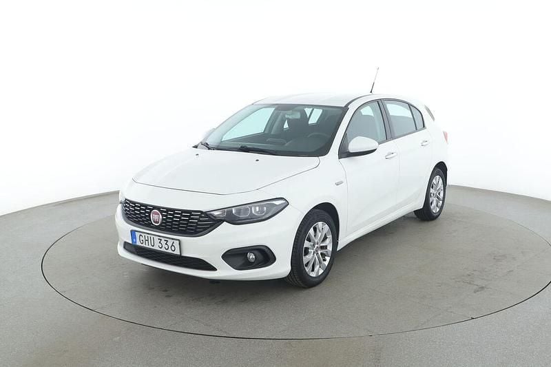 Vit Begagnad 2017 Fiat Tipo Lounge Halvkombi | 124 000 kr (Marknadspris) - Bild 1/3