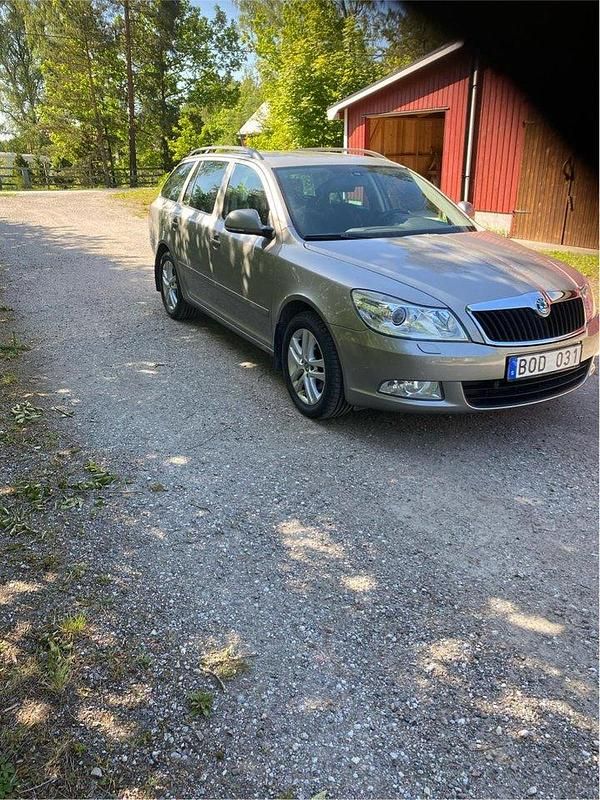 Brun Begagnad 2013 Skoda Octavia Elegance Kombi | 55 000 kr (Marknadspris) - Bild 1/4
