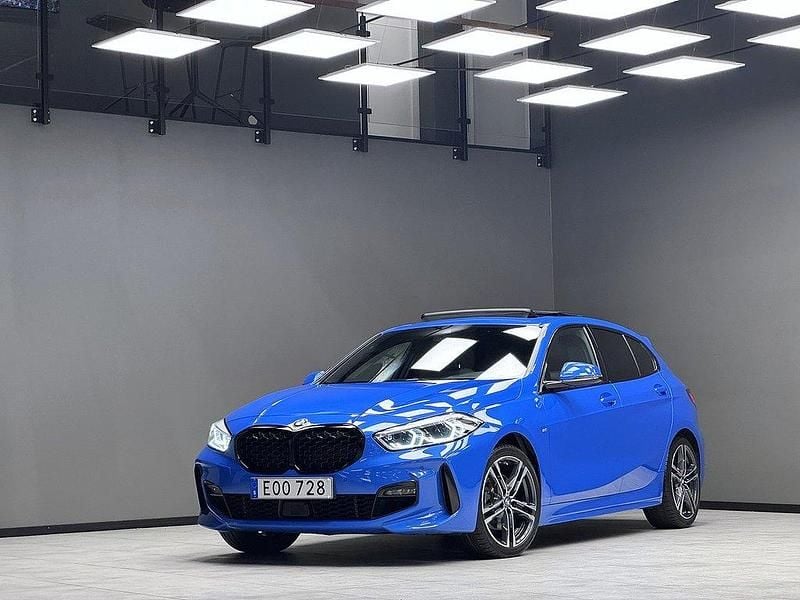 Blå Begagnad 2020 BMW 118 M Sport Halvkombi | 219 900 kr (Lite dyr) - Bild 1/3