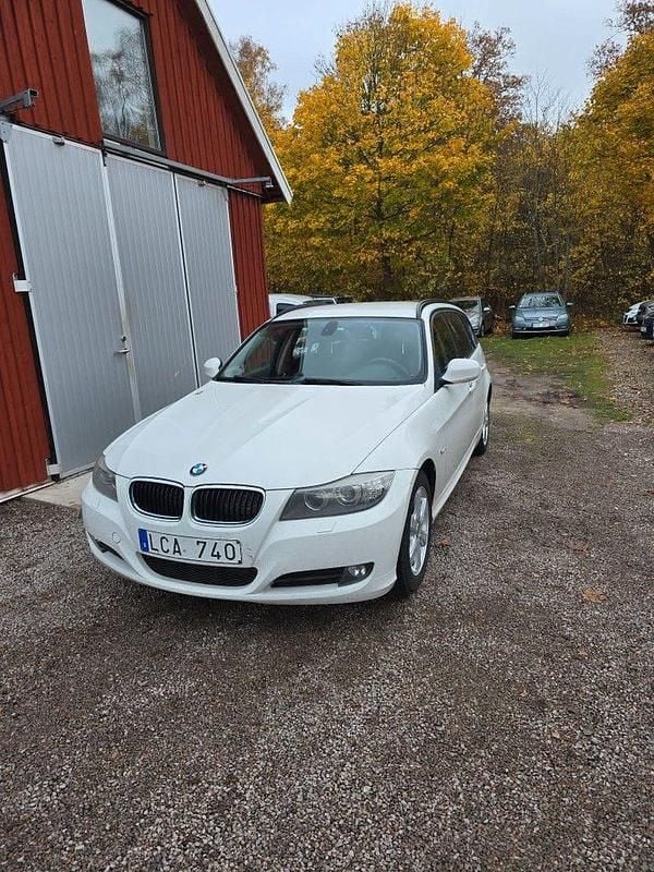 Vit Begagnad 2011 BMW 318 Comfort Edition Kombi | 55 000 kr (Marknadspris) - Bild 1/4