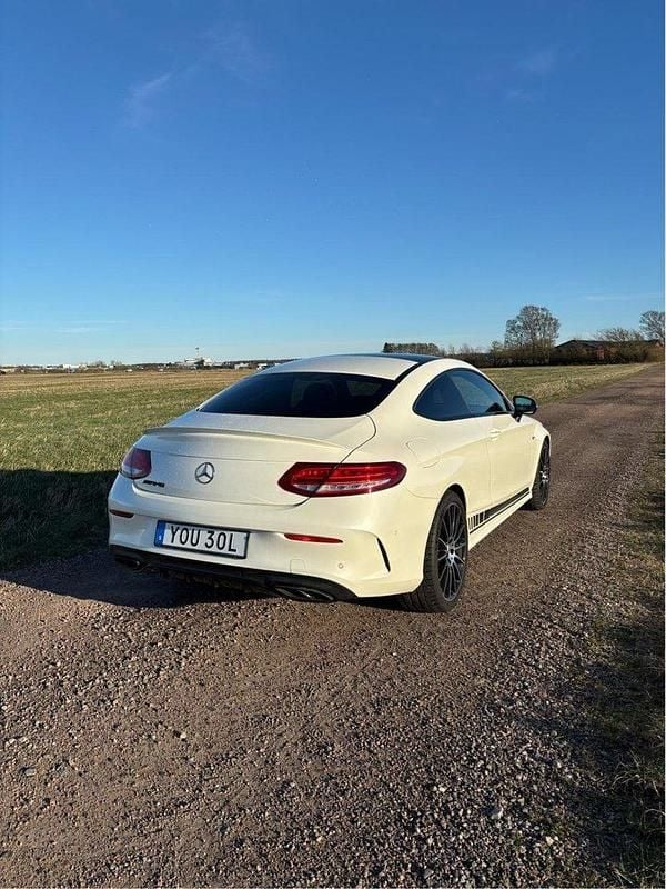 Vit Begagnad 2018 Mercedes C43 AMG AMG line Sportkupé | 420 000 kr (Lite dyr) - Bild 1/3
