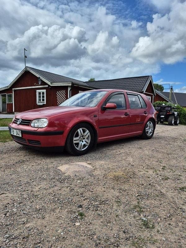 Röd Begagnad 2002 VW Golf IV Basis Halvkombi | 16 500 kr (Marknadspris) - Bild 1/1