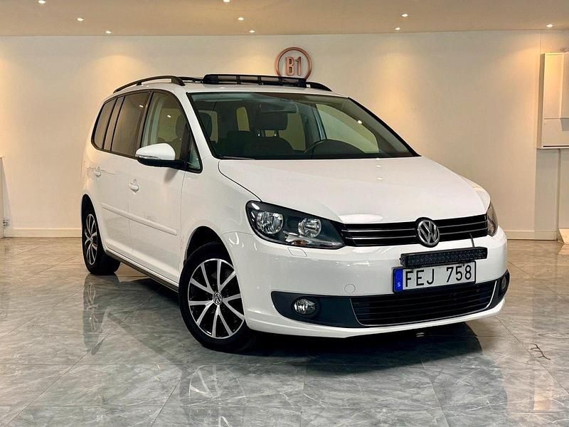 Vit Begagnad 2013 VW Touran Minibuss | 84 900 kr (Marknadspris) - Bild 1/4