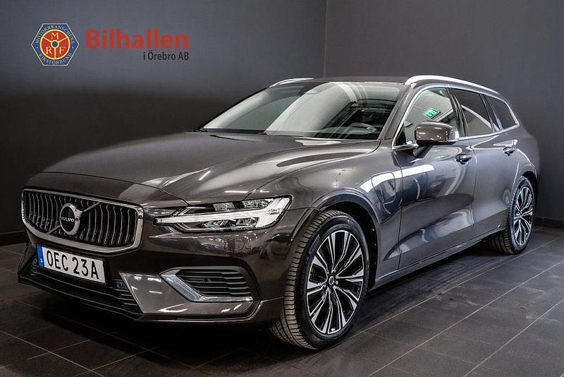 Grå Begagnad 2022 Volvo V60 Core Kombi | 389 000 kr (Marknadspris) - Bild 1/4