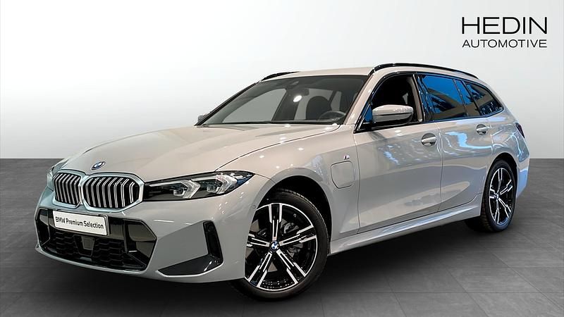 Grå (grey) Begagnad 2025 BMW 330e Comfort Edition Kombi | 498 700 kr (Marknadspris) - Bild 1/4