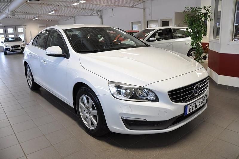 Vit Begagnad 2014 Volvo S60 Kinetic Sedan | 123 500 kr (Marknadspris) - Bild 1/4
