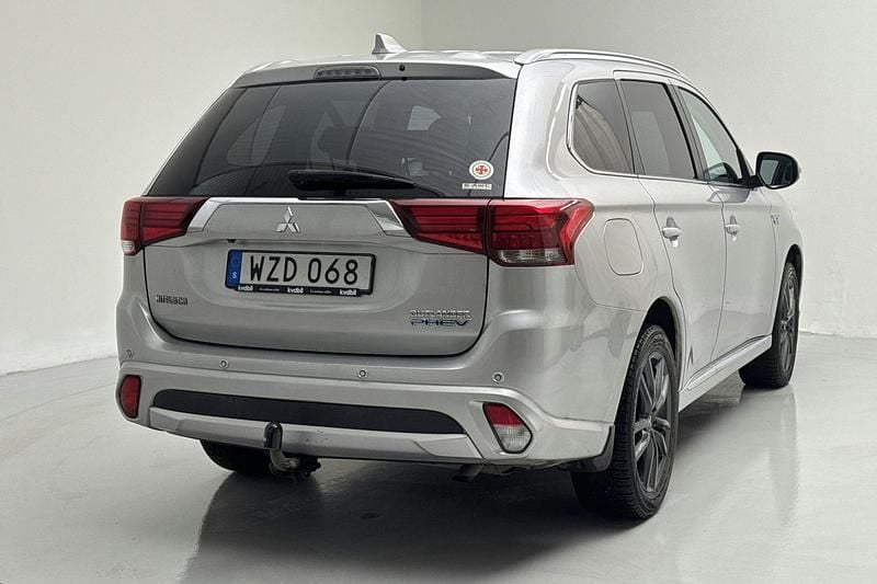 Begagnad Mitsubishi Outlander Comfort Edition 121 HK (88 kW) 2018 Silver SUV