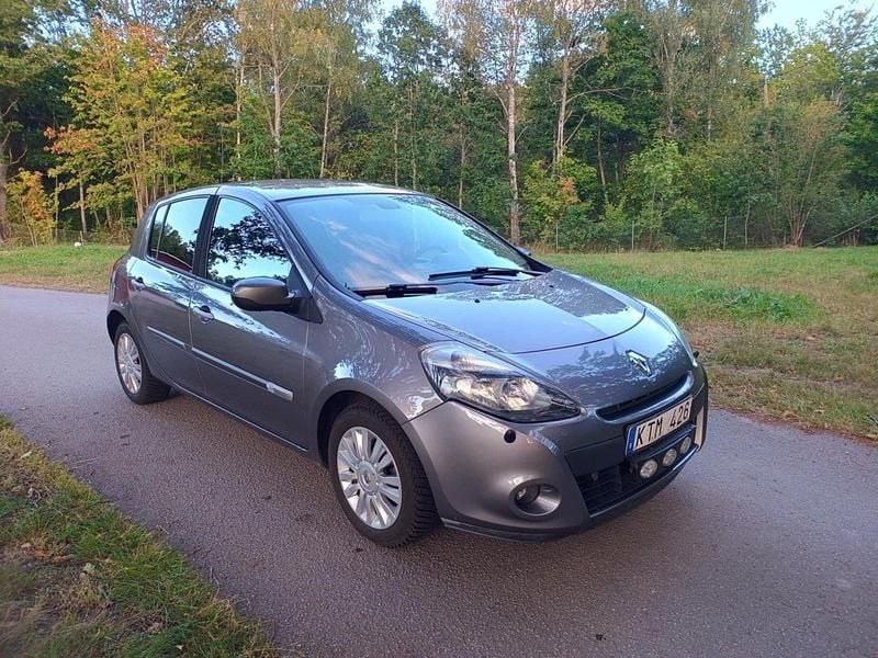 Grå Begagnad 2010 Renault Clio R.S. Halvkombi | 24 000 kr (Marknadspris) - Bild 1/4