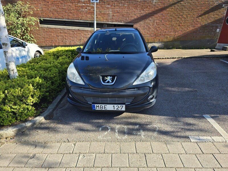 Grå Begagnad 2011 Peugeot 206+ Halvkombi | 25 000 kr - Bild 1/4