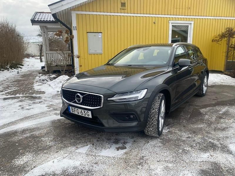 Mörkgrå Begagnad 2020 Volvo V60 CC SE Kombi | 255 000 kr (Marknadspris) - Bild 1/1