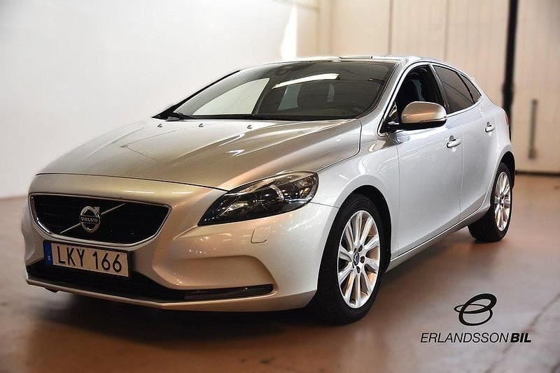 Silver Begagnad 2014 Volvo V40 Momentum Kombi | 139 900 kr (Marknadspris) - Bild 1/4