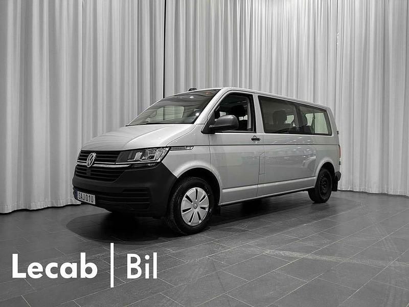 Reflexsilver metallic Begagnad 2023 VW Caravelle Minibuss | 399 500 kr (Bra pris) - Bild 1/4