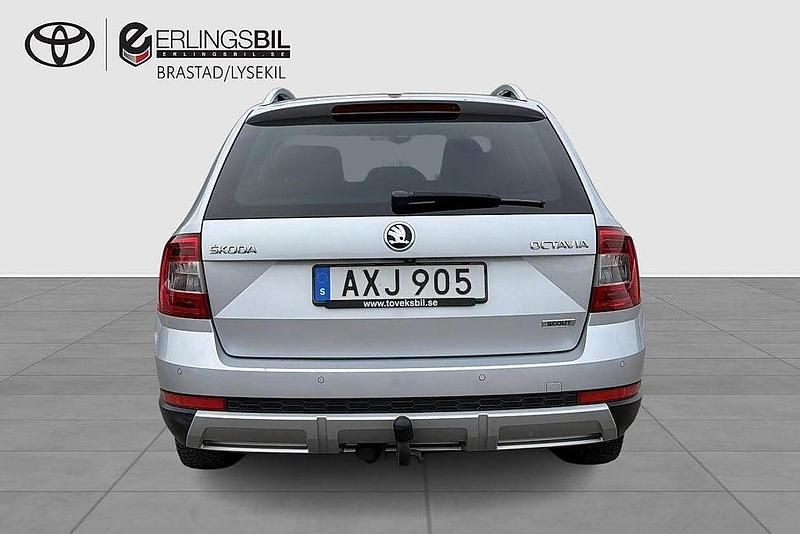 Begagnad Skoda Octavia Scout Business Line 184 HK (135 kW) 2015 Silver Kombi