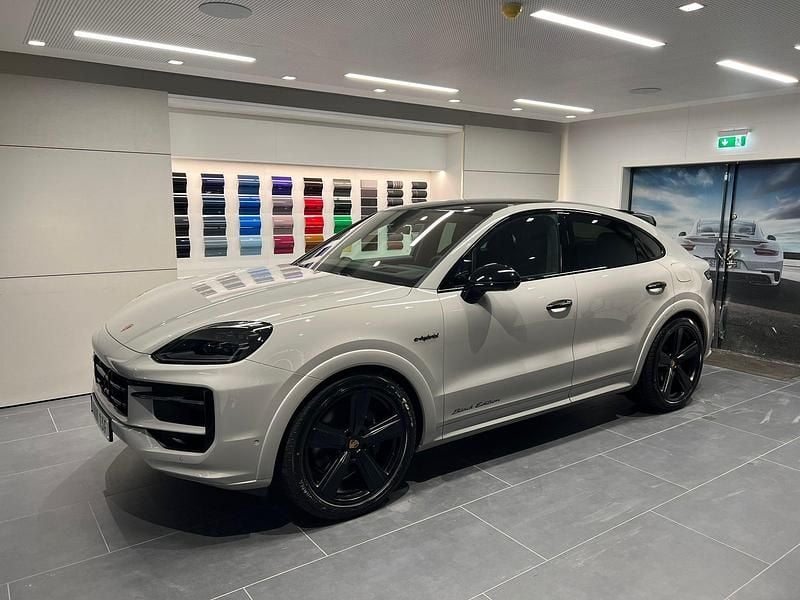 Grå Ny 2025 Porsche Cayenne Black Edition SUV | 1 657 400 kr - Bild 1/4