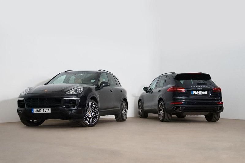 Svart Begagnad 2016 Porsche Cayenne Chrono SUV | 369 000 kr (Marknadspris) - Bild 1/4