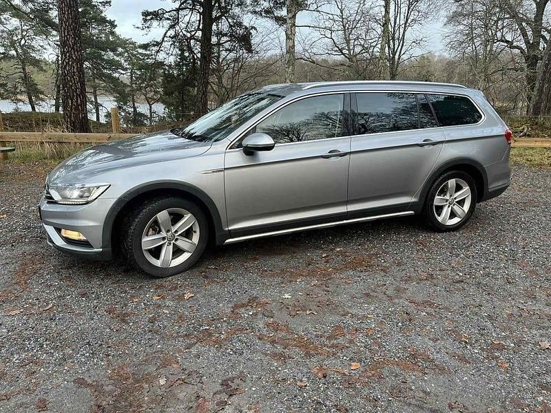Grå metallic Begagnad 2019 VW Passat Alltrack Kombi | 183 000 kr (Marknadspris) - Bild 1/4