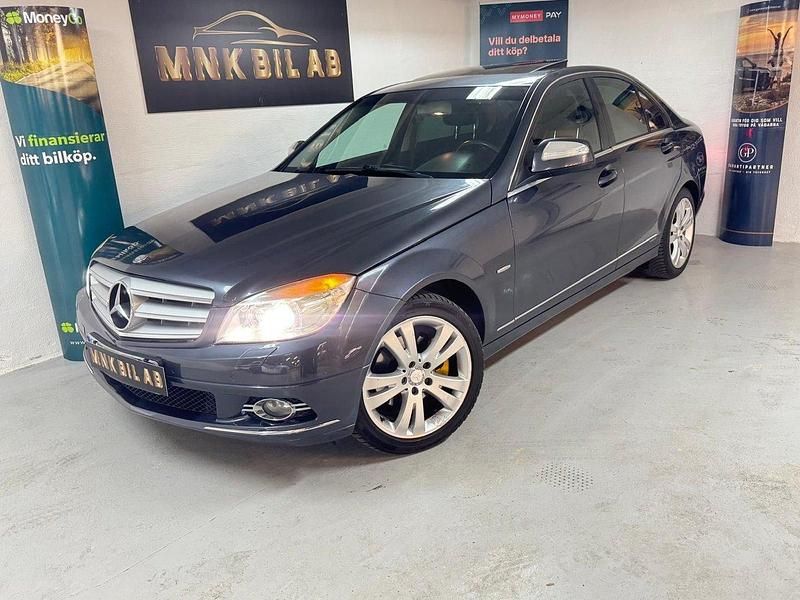 Mörkgrå (grå) Begagnad 2008 Mercedes C200 Avantgarde Sedan | 79 900 kr (Marknadspris) - Bild 1/4