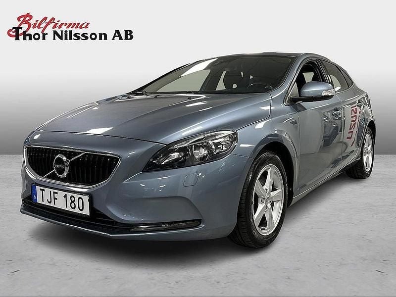 Ljusblå Begagnad 2017 Volvo V40 Business Edition Halvkombi | 155 000 kr (Marknadspris) - Bild 1/4