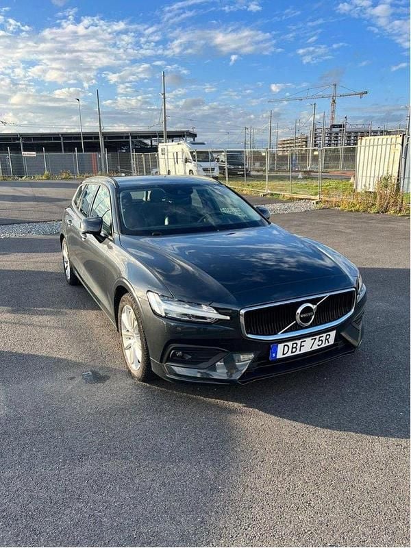 Grå Begagnad 2020 Volvo V60 Kombi | 274 800 kr (Bra pris) - Bild 1/4