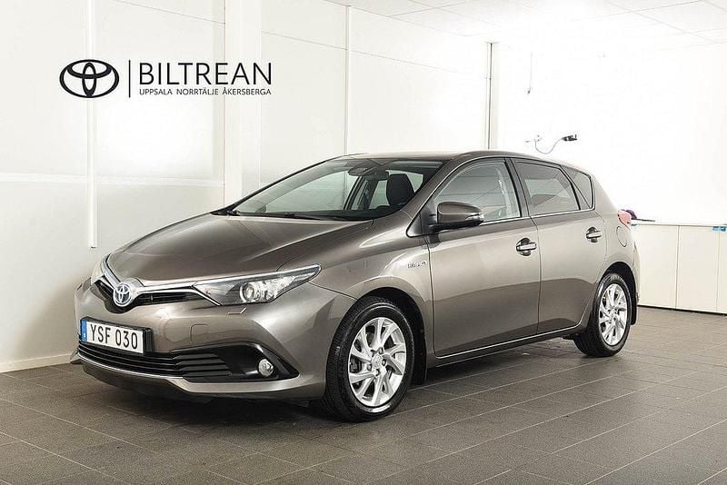 Mörkgrå Begagnad 2018 Toyota Auris Hybrid Active Halvkombi | 177 900 kr (Marknadspris) - Bild 1/4