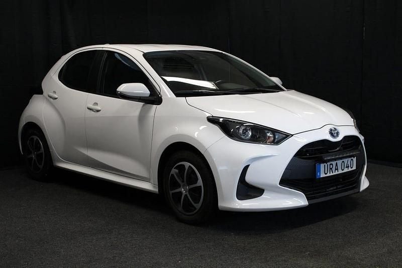 Vit Begagnad 2022 Toyota Yaris Hybrid Active | 179 900 kr (Superpris) - Bild 1/4