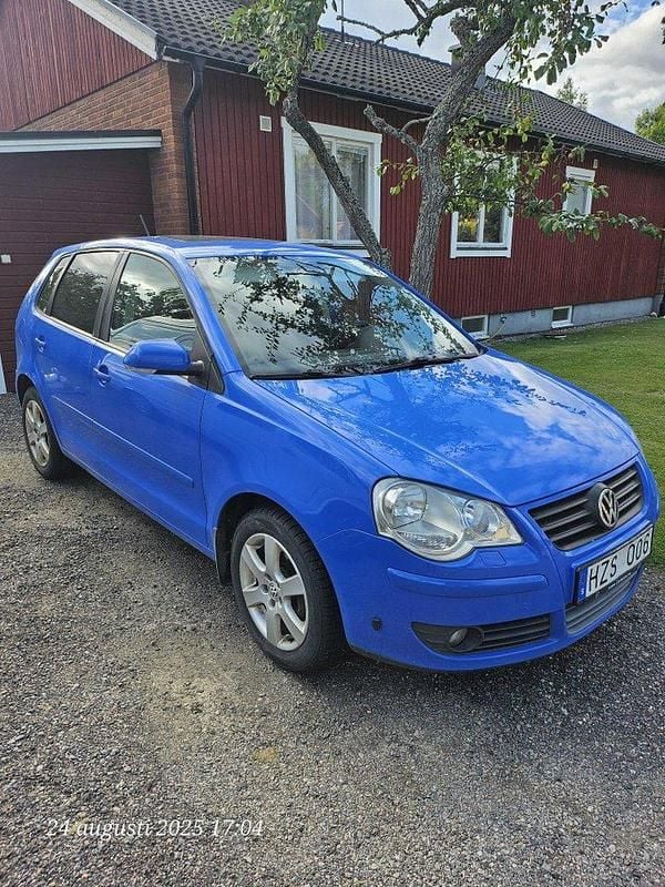 Blå Begagnad 2009 VW Polo Comfortline Halvkombi | 40 000 kr (Marknadspris) - Bild 1/4