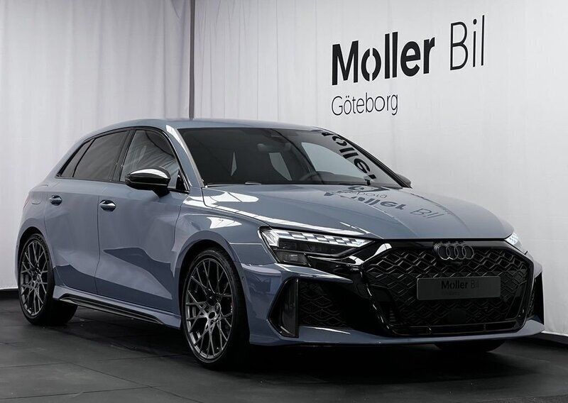 Grå (kemoragrå metallic) Ny 2025 Audi RS3 Sportback Sport Halvkombi | 789 900 kr (Superpris) - Bild 1/4