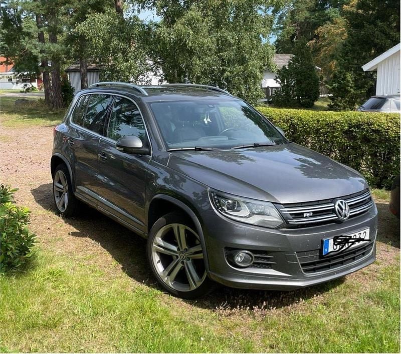 Grå Begagnad 2014 VW Tiguan R-line SUV | 134 900 kr (Marknadspris) - Bild 1/4