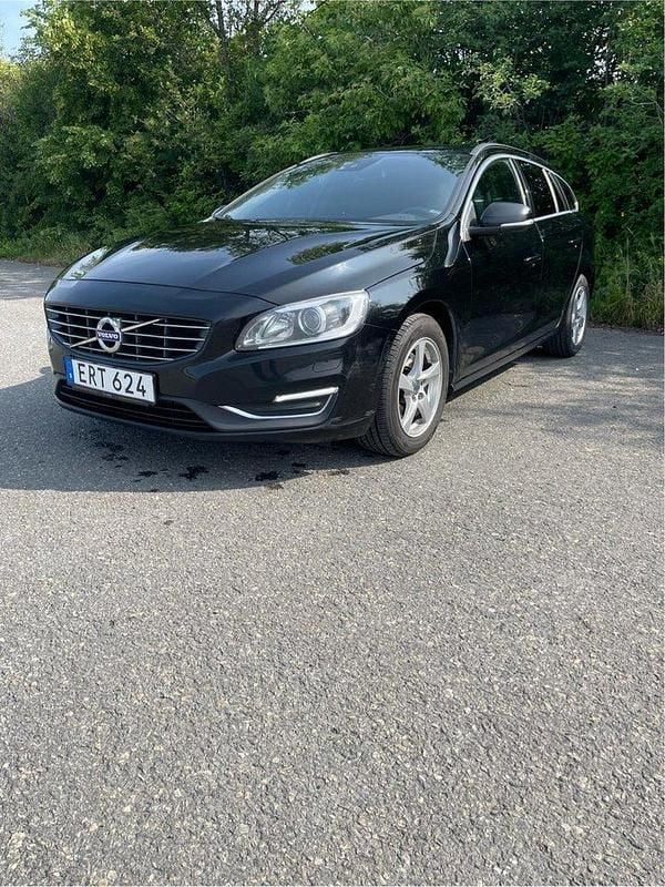 Svart Begagnad 2016 Volvo V60 Momentum Kombi | 95 000 kr (Superpris) - Bild 1/3