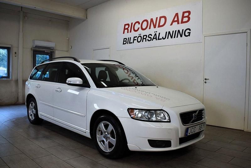Vit Begagnad 2008 Volvo V50 Momentum Kombi | 34 900 kr (Lite dyr) - Bild 1/4