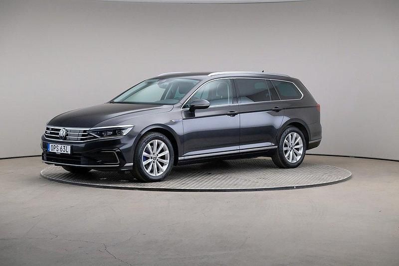 Mörkgrå Begagnad 2022 VW Passat Executive Kombi | 265 000 kr (Marknadspris) - Bild 1/4