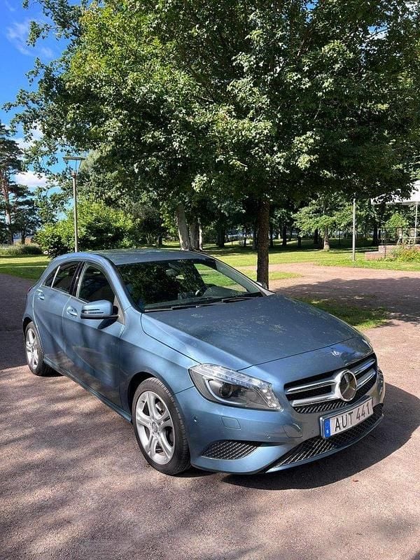 Blå Begagnad 2014 Mercedes A180 Progressive Halvkombi | 128 000 kr (Marknadspris) - Bild 1/4